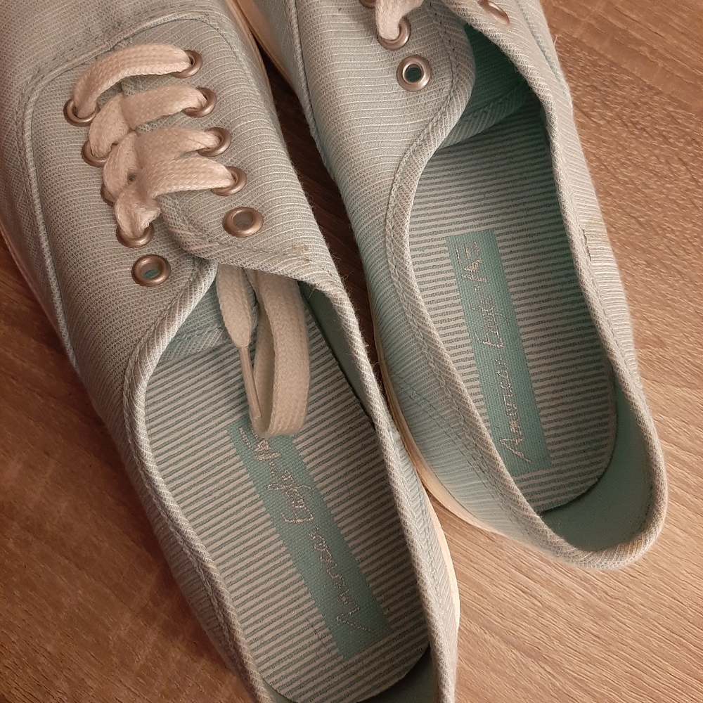 American Eagle shoes, size 8
